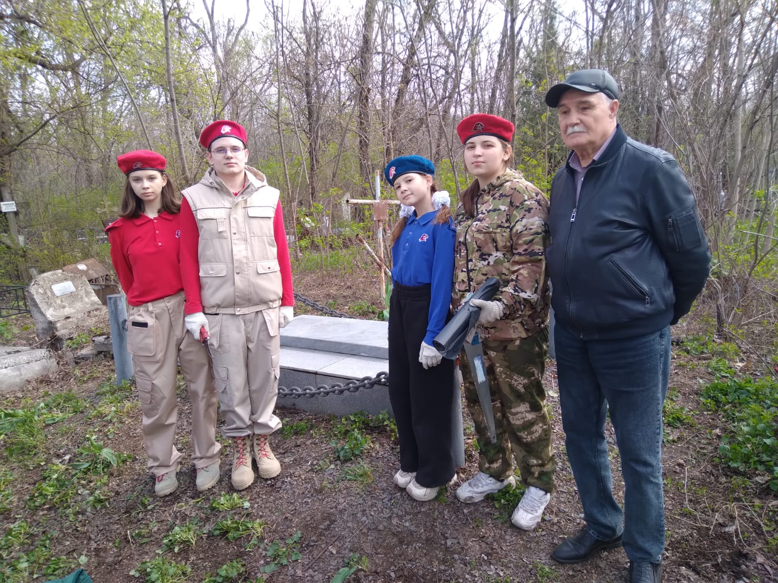Юнармейцы ЦПЮ приняли участие в уборке памятников