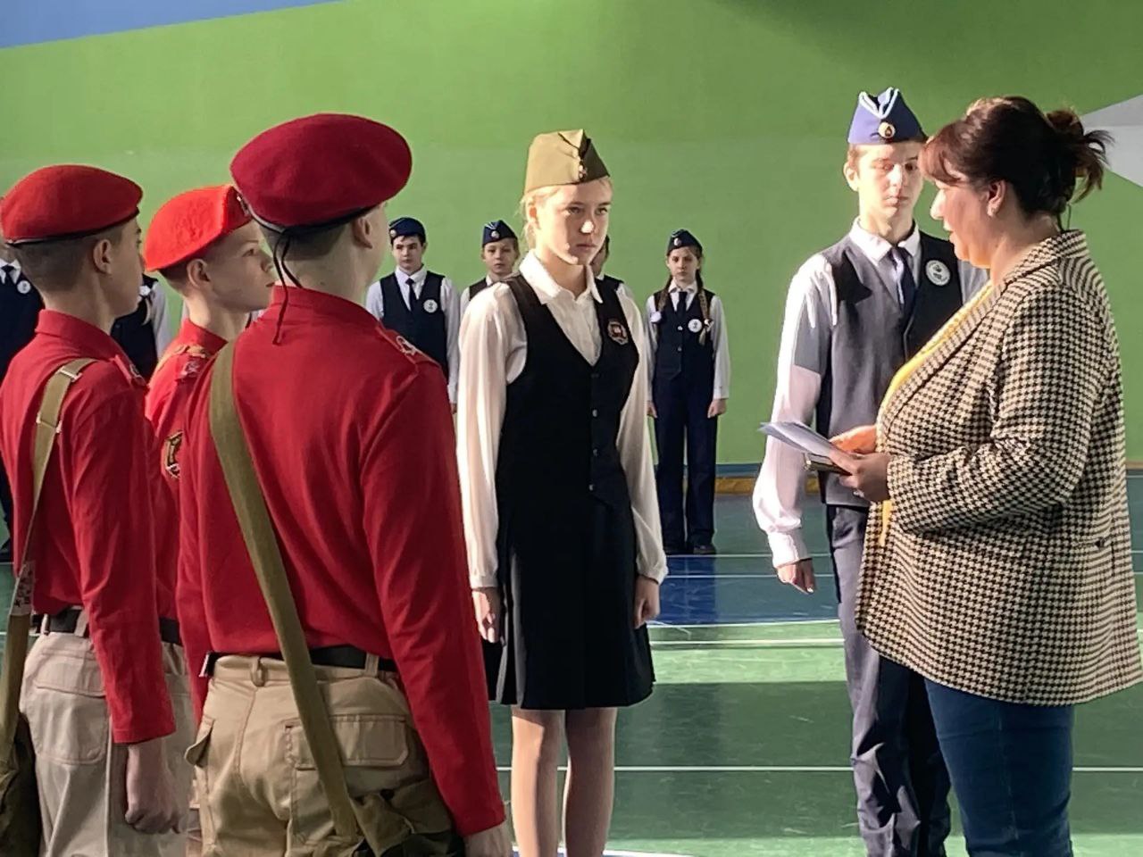 29 января и 4 февраля на базе МАОУ «Школа №53 имени Б. Н. Слюсаря» прошли районные состязания для юнармейцев средней и старшей возрастных групп «Юные защитники Отечества, вперёд!» 🇷🇺💪