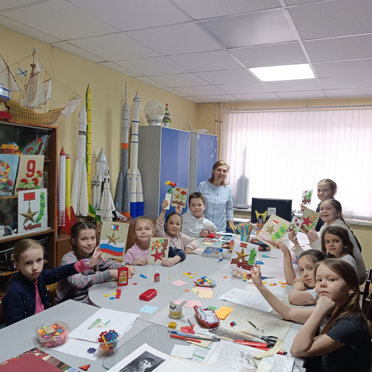 🇷🇺 Обучающиеся корпуса №1 Центра включились в изготовление сувениров для воинов СВО