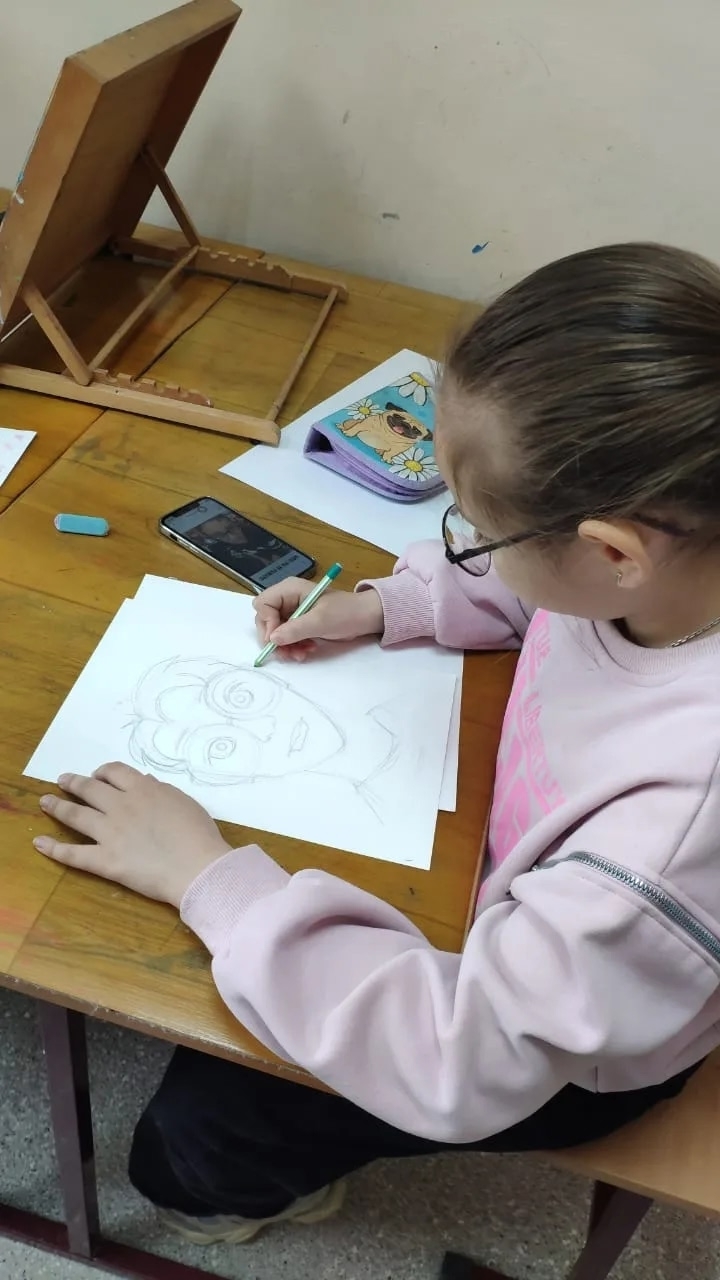 🎨 Занятие «Нарисуй шаржи» в корпусе 1 Центра
