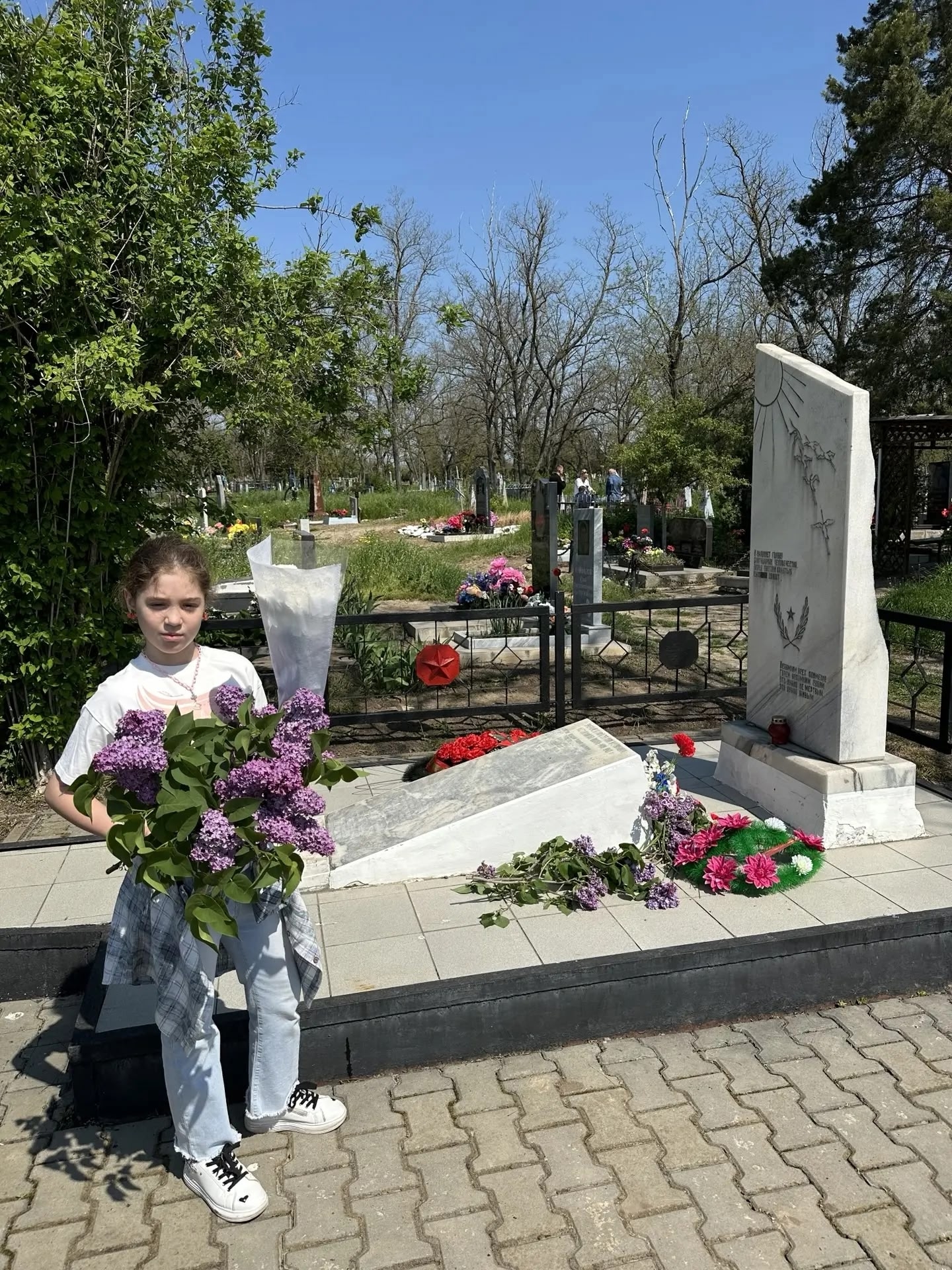 🇷🇺 Семейная традиция памяти: Алиса Кобзарь посетила братское захоронение в селе Синявское