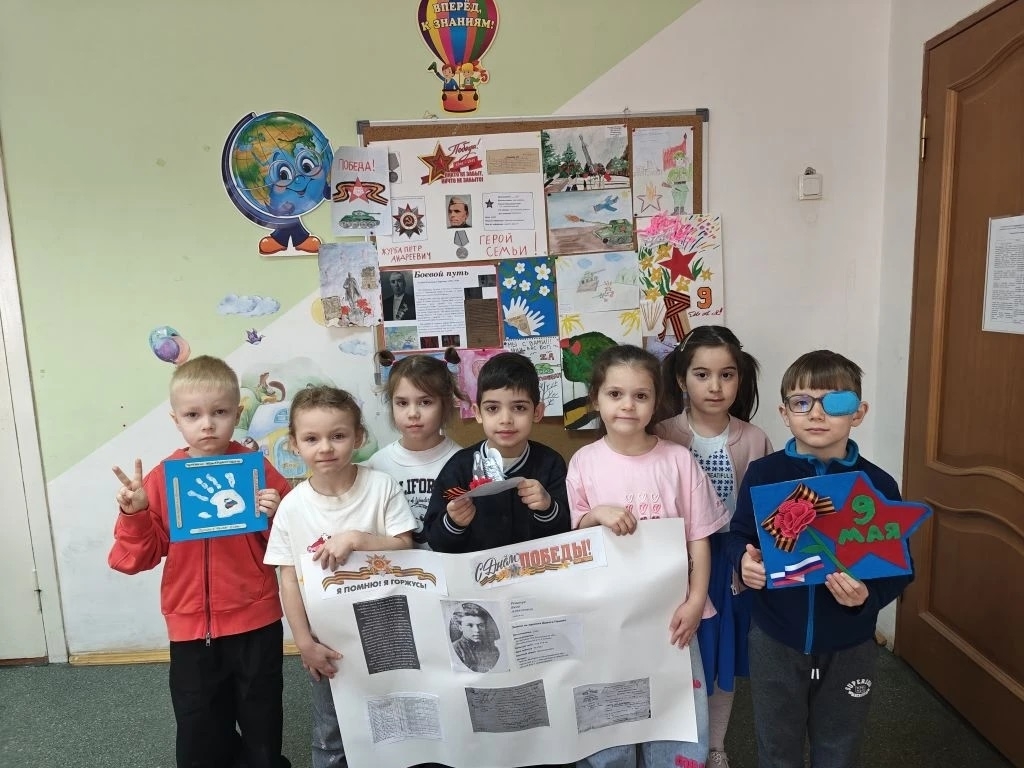 🇷🇺 Самые юные участники Центра готовятся к «Бессмертному полку»